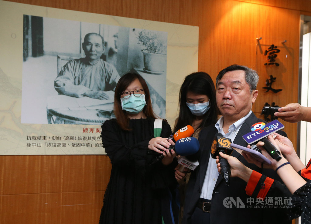 不當黨產處理委員會22日前往國民黨調閱革實院土地資料,國民黨行管會主委邱大展(右)受訪表示,總統蔡英文新任期才3天,黨產會就急著表功,侵門踏戶追殺競爭對手,透過公開過程,讓大眾認清打擊對手的惡質手法。中央社記者謝佳璋攝 109年5月22日