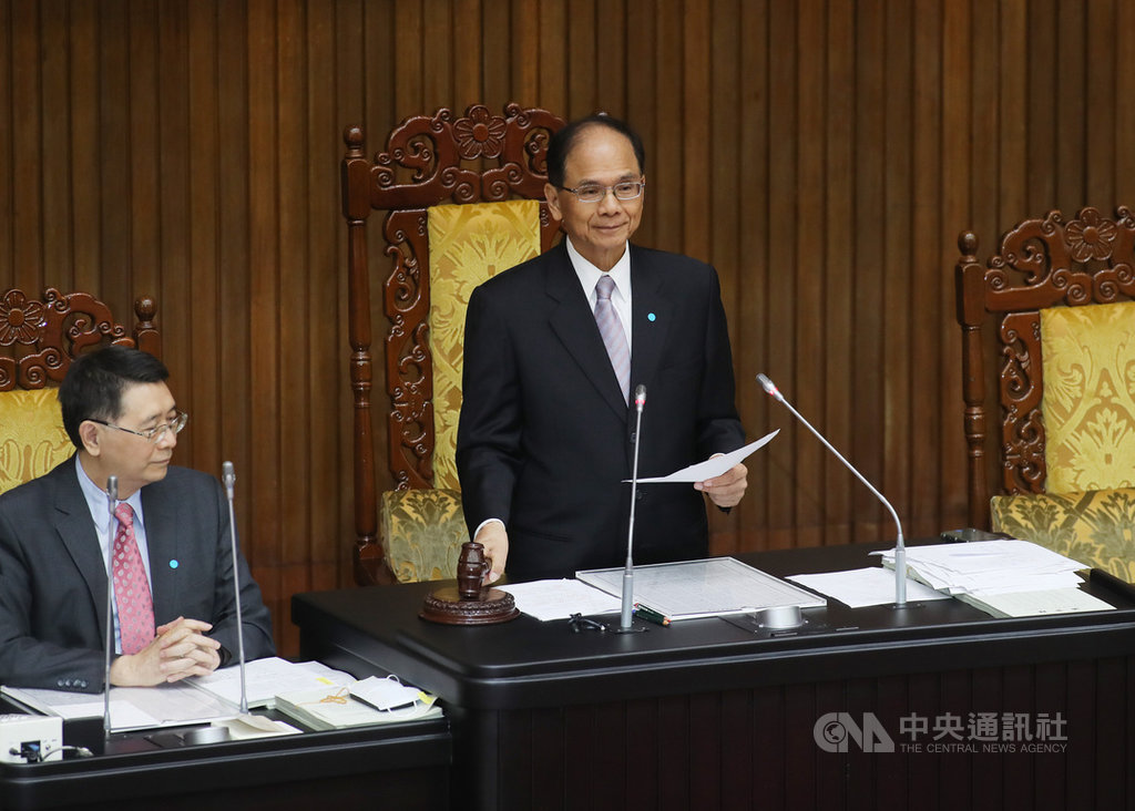 立法院會22日三讀通過中華民國109年度中央政府總預算案附屬單位預算營業及非營業部分,立法院長游錫堃(右)敲槌宣布正式通過,期許國營事業為國家經濟發展作出最大貢獻。中央社記者裴禛攝 109年5月22日
