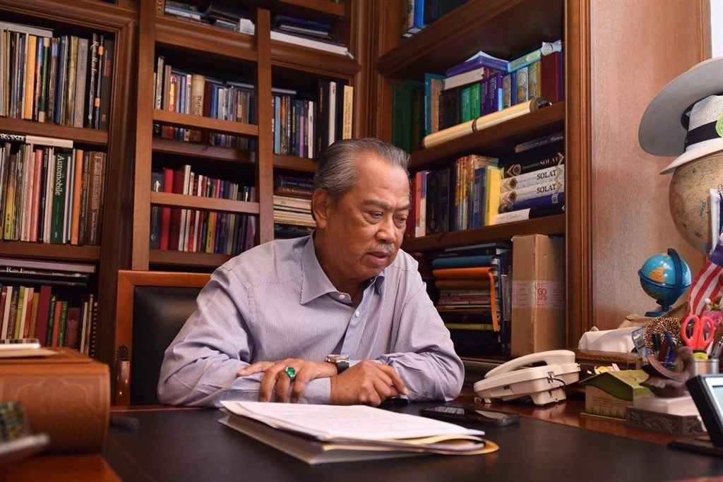 馬來西亞內閣官員驚傳感染武漢肺炎,出席同場會議的首相慕尤丁首次檢測結果呈陰性反應,為了安全起見,從22日中午開始居家隔離14天。(圖取自facebook.com/ts.muhyiddin)