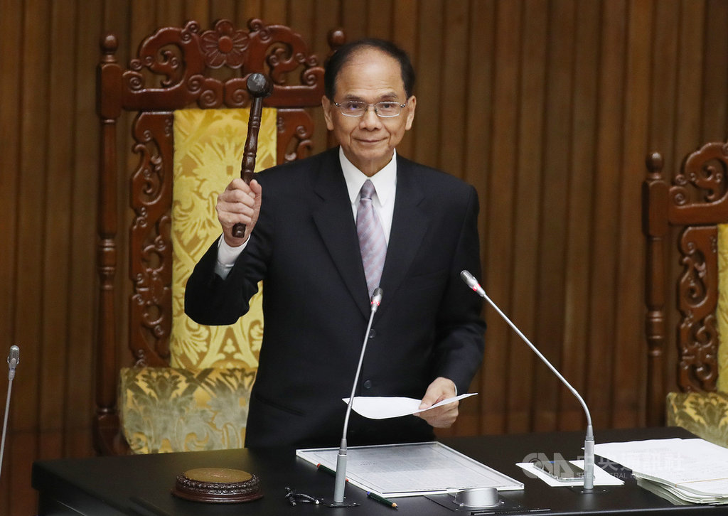 立法院長游錫堃22日晚間敲槌宣布,三讀修正通過公務員懲戒法、公務員懲戒委員會組織法,將公務員懲戒委員會更名為懲戒法院,懲戒程序亦改為一級二審制。中央社記者張新偉攝 109年5月22日