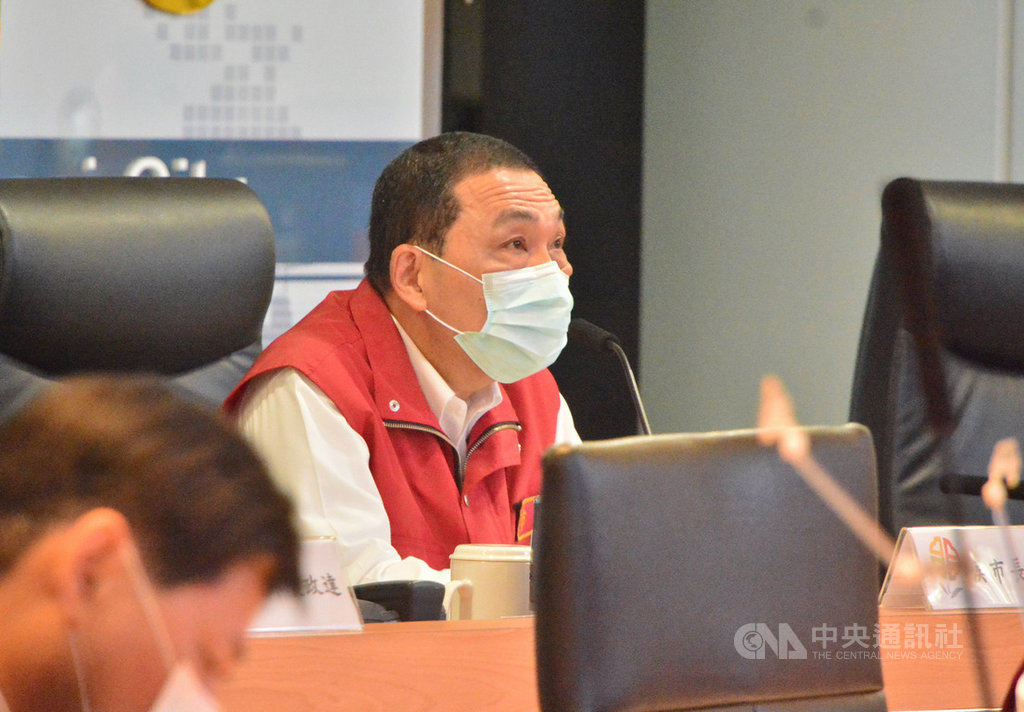 新北市長侯友宜(後)22日主持防疫會議並宣布,除無法保持社交距離的活動,25日起將依新型態安全生活模式,解除風景區人流管制,開放公共場所與提供場館借用,依教育部指示恢復畢業典禮及畢業旅行。中央社記者黃旭昇新北攝 109年5月22日
