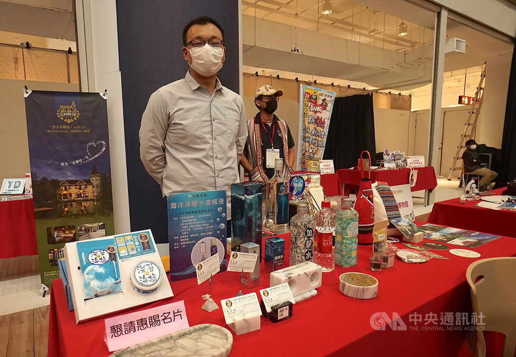 花蓮縣政府22日在新天堂樂園舉辦花蓮國旅推介媒合會,由縣內旅宿、名產及旅遊業者擺攤,行銷花蓮觀光亮點。中央社記者張祈花蓮攝 109年5月22日