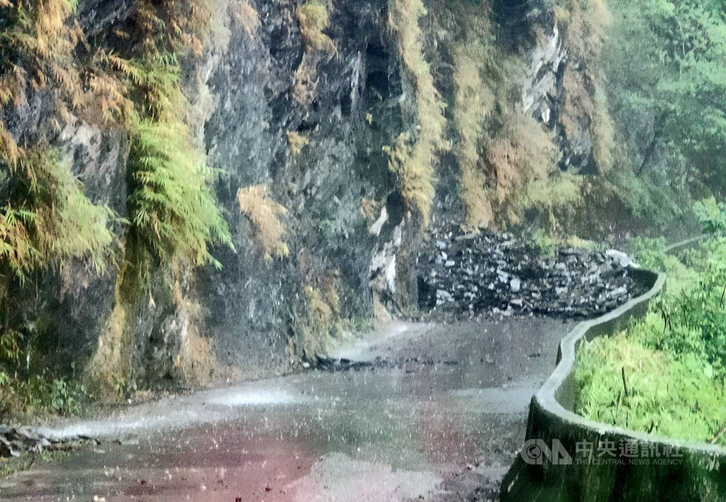 受滯留鋒面及西南氣流雙重影響,屏東縣22日上午大雨下不停,三地門鄉德文村山路有落石坍方。(里港警分局提供)中央社記者郭芷瑄傳真 109年5月22日