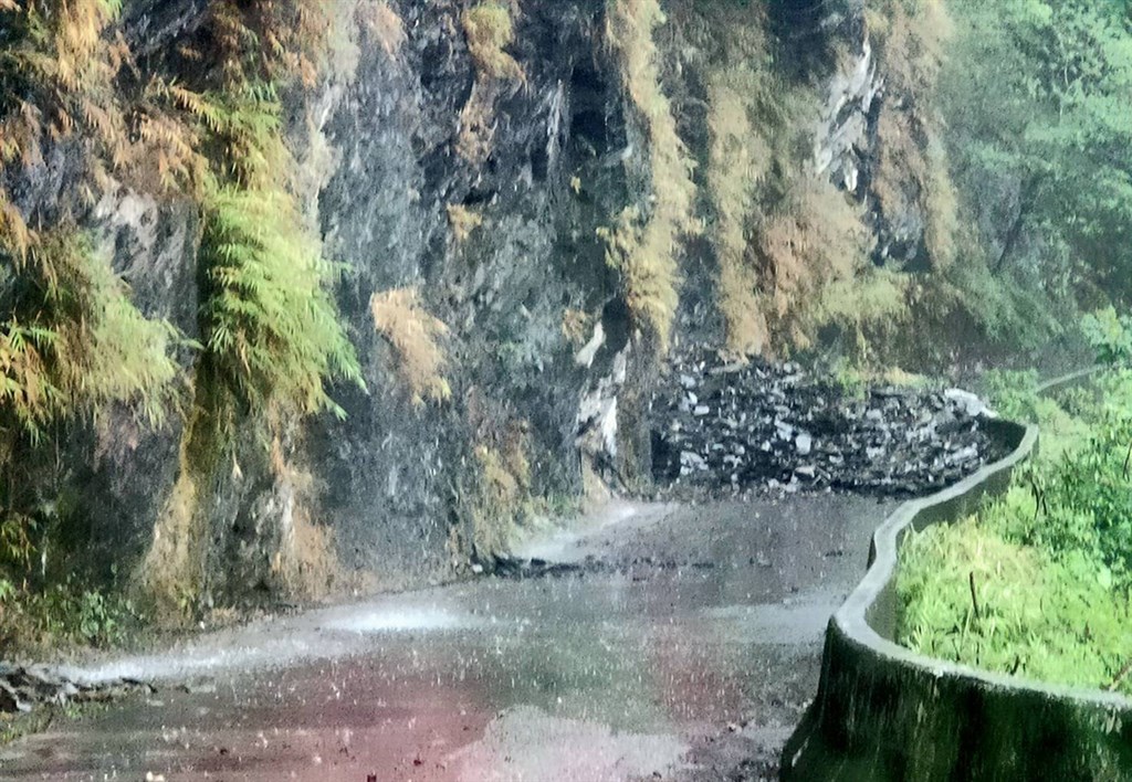 受滯留鋒面及西南氣流雙重影響,屏東縣22日上午大雨下不停,三地門鄉德文村山路有落石坍方。(里港警分局提供)中央社記者郭芷瑄傳真 109年5月22日