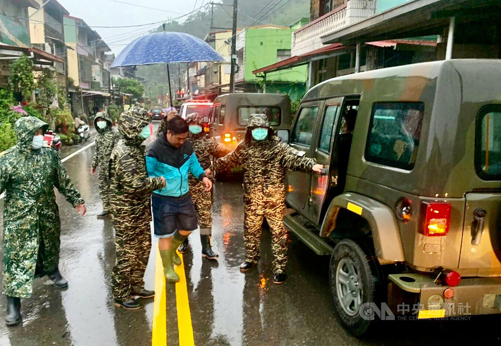 受滯留鋒面及西南氣流影響,南部山區大雨持續,海軍陸戰隊官兵依令協助高雄市那瑪夏區公所執行瑪雅里與南沙魯里居民預防性撤離工作,以確保民眾生命安全。(海軍司令部提供)中央社記者陳韻聿傳真 109年5月22日