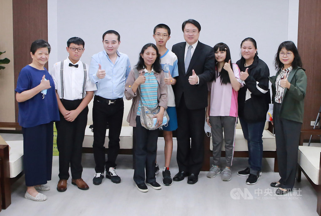 基隆市中正國中學生葉以欣(右3)、信義國中學生楊博崴(右5)及月眉國小學生洪立杰(左2)獲2020年總統教育獎肯定,基隆市長林右昌(右4)22日接見並肯定他們奮發向上的精神。(基隆市政府提供)中央社記者沈如峰基隆傳真 109年5月22日