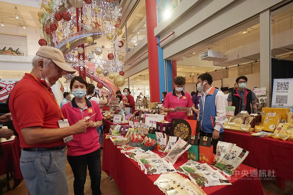 花蓮縣政府為媒合全國旅行業及花蓮在地觀光業者共推國旅市場,22日舉辦花蓮國旅推介媒合會,邀請超過50家旅行業者參與,在地業者也把握機會行銷。中央社記者張祈花蓮攝 109年5月22日