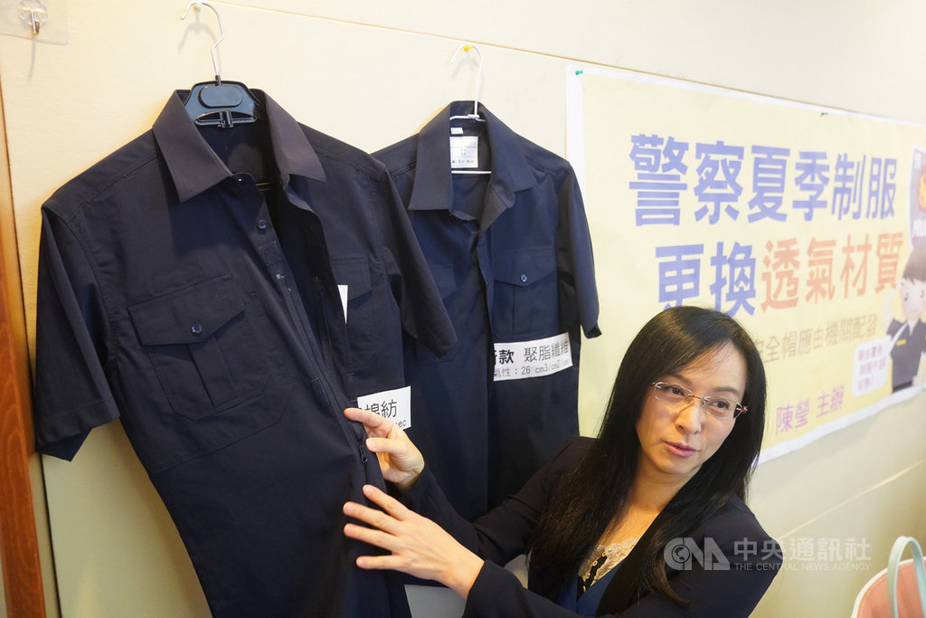 民進黨立委陳瑩(圖)22日舉行記者會指出,標榜帥氣的新式警察制服去年換發後,卻因材質不透氣,讓員警執勤時一肚子氣;陳瑩說,給予員警舒適、安全的制服、配備,是最基本的照顧、尊重。中央社記者徐肇昌攝 109年5月22日