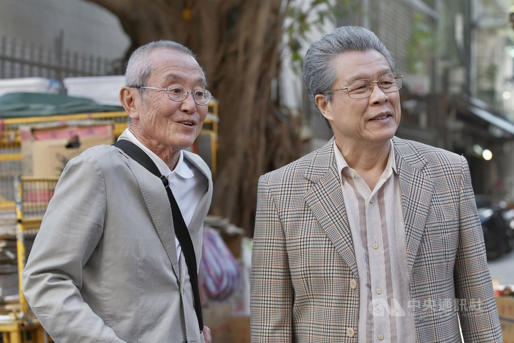 台灣資深藝人楊烈(右)在台日合作影集「路~台灣Express~」中飾演「中野」一角,為日本演員高橋長英(左)片中角色的台灣好友,兩人以精湛演技詮釋相隔一甲子再會的片段,讓其他演員都紅了眼眶。(公視提供)中央社記者王心妤傳真 109年5月22日