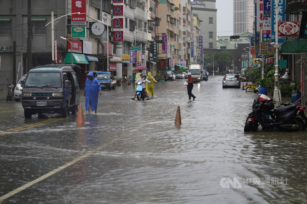 高雄市區22日下起滂沱大雨,鹽埕區七賢抽水站一台抽水機疑因為絞進異物而故障,造成七賢三路一帶道路積水。中央社記者董俊志攝 109年5月22日