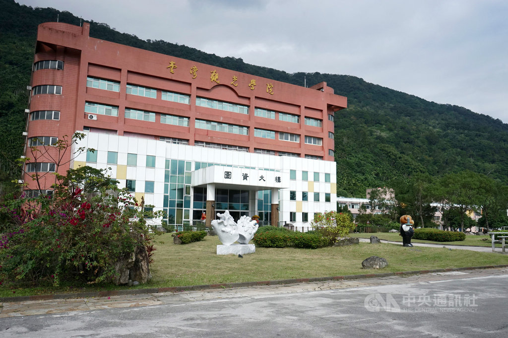 台灣觀光學院22日證實,台灣運動彩券股份有限公司確定退出經營,5月起40餘名教職員僅領本俸,校方強調會維持校務正常運作,全校學生都能正常上課,受教權不受影響。中央社記者張祈攝 109年5月22日