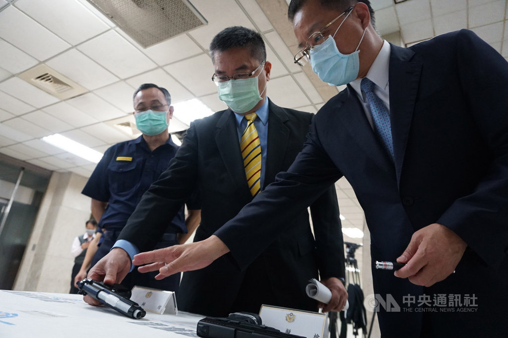 立法院22日三讀通過槍砲彈藥刀械管制條例部分條文修正案,內政部長徐國勇(中)下午由警政署長陳家欽(左)陪同前往刑事局,並表示會要求警政署立即規劃全面掃蕩、取締非法槍械。中央社記者劉建邦攝 109年5月22日