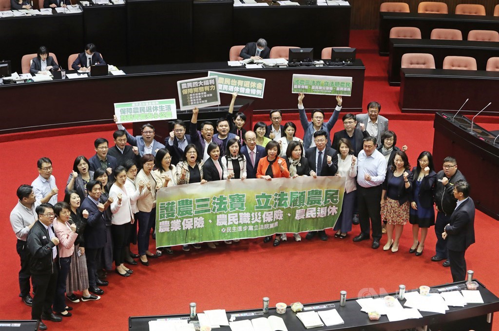 立法院會22日三讀通過農民退休儲金條例,關鍵條文是農民與政府的提繳比率,最後表決通過民進黨團版修正動議。圖為民進黨立法院黨團在議場喊口號,宣示護農民決心。中央社記者裴禛攝 109年5月22日