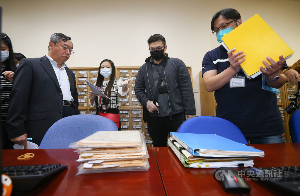 不當黨產處理委員會22日前往國民黨黨史館調閱革實院土地資料等檔案,國民黨行管會主委邱大展(前左)在旁了解查閱情況。中央社記者謝佳璋攝 109年5月22日