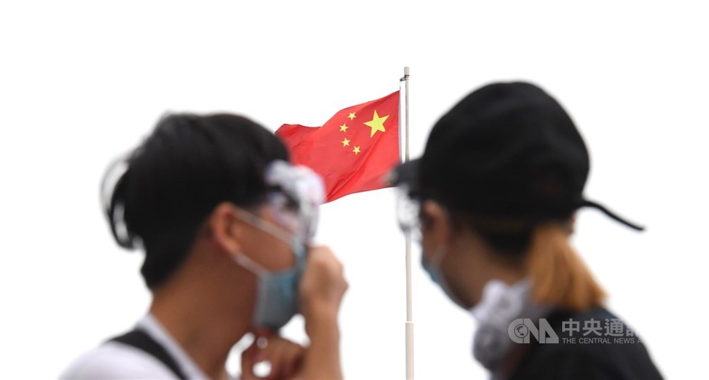 「香港版國安法」草案22日公布,內容提及北京將根據需要在香港設立「國家安全機構」,依法履行維護「國家安全」職責。圖為反送中民眾頭戴護目鏡、口罩抗爭。(中央社檔案照片)