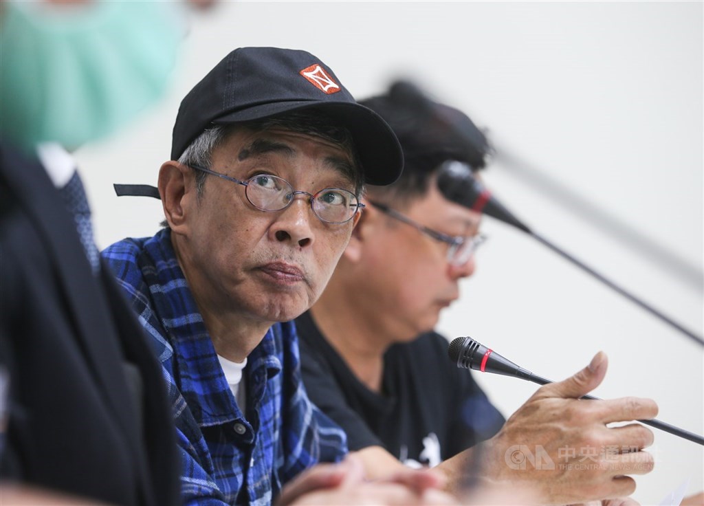 北京當局推出香港版國安法草案,銅鑼灣書店創辦人林榮基(中)認為,香港人要趕快決定是不是要離開香港,「因為香港人沒有時間,代表習近平也沒有時間了」。(中央社檔案照片)