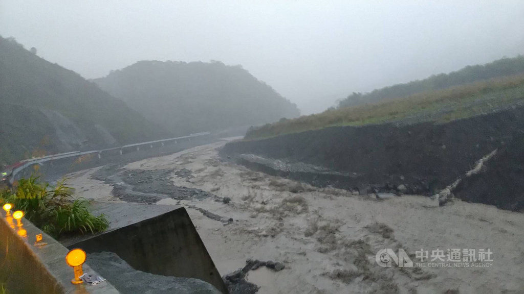 受滯留鋒面影響,高雄市山區持續間歇性大雨,22日桃源區荖濃溪水暴漲。(甲仙工務段提供)中央社記者王淑芬傳真 109年5月22日