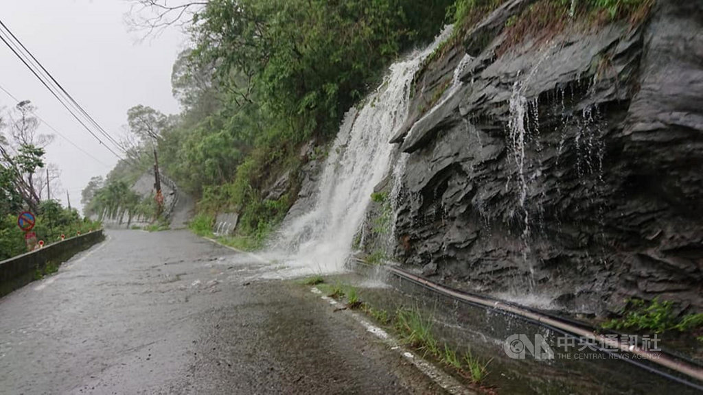 據中央氣象局觀測資料,屏東縣三地門鄉德文村22日累積雨量至晚間7時已達566.5毫米,德文村山區道路隨處可見小瀑布。(德文村民提供)中央社記者郭芷瑄傳真 109年5月22日