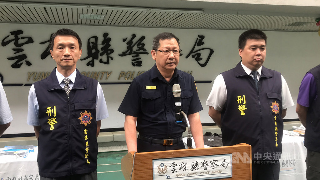 雲林縣警察局副局長鄒貴智(中)22日說明治平專案成果,宣布破獲陳姓3兄弟涉及壟斷拉抬混凝土交易價格和暴力恐嚇、傷害案件等。中央社記者姜宜菁攝 109年5月22日