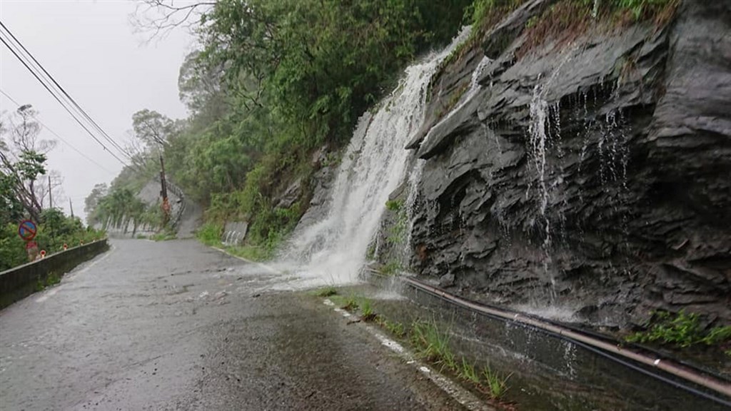 據中央氣象局觀測資料,屏東縣三地門鄉德文村22日累積雨量至晚間7時已達566.5毫米,德文村山區道路隨處可見小瀑布。(德文村民提供)中央社記者郭芷瑄傳真 109年5月22日