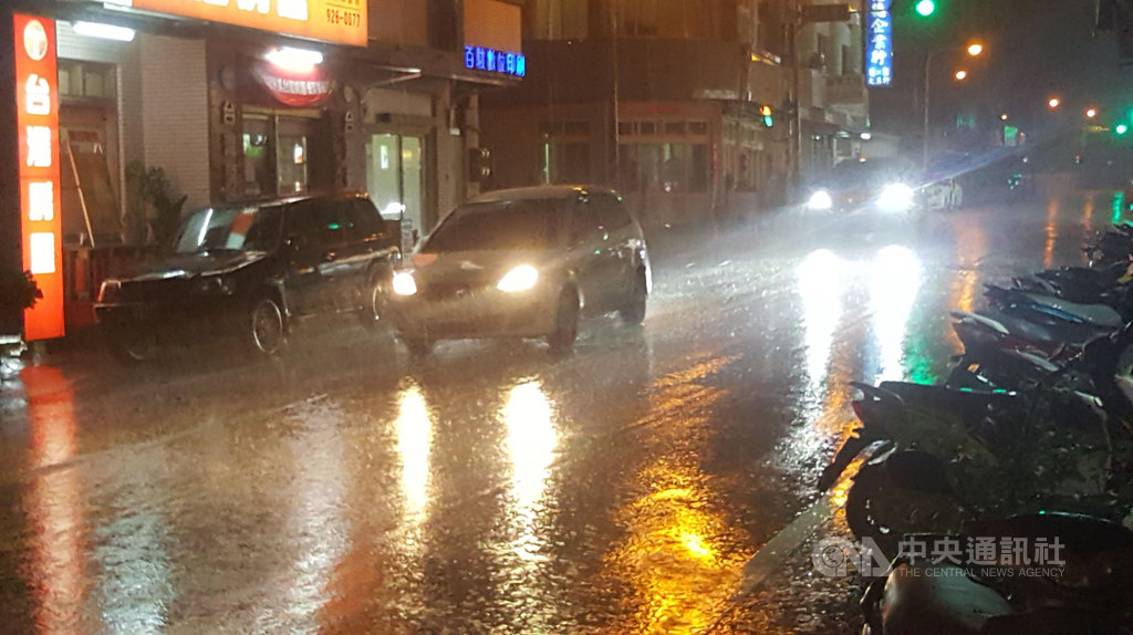 受滯留鋒面及西南氣流影響,各地降下大雨,澎湖22日雨勢時大時小,6處觀測站累積雨量都破百毫米。中央社 109年5月22日