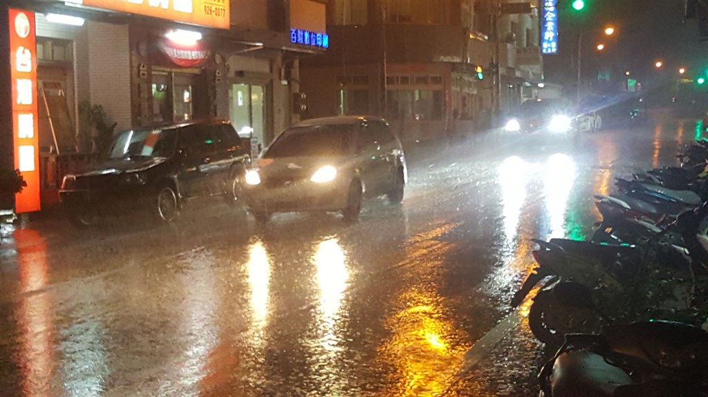 受滯留鋒面及西南氣流影響,各地降下大雨,澎湖22日雨勢時大時小,6處觀測站累積雨量都破百毫米。中央社 109年5月22日
