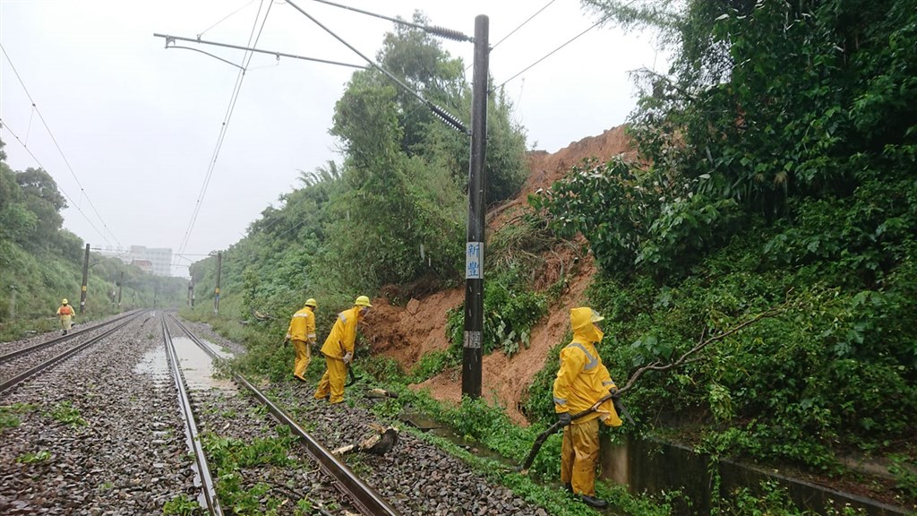 根據台鐵通報,豪雨導致土石滑落鐵軌,台鐵從22日上午11時36分起,新豐站到竹北站各車次均有延誤。(圖取自facebook.com/TaiwanRailwayAdministration)