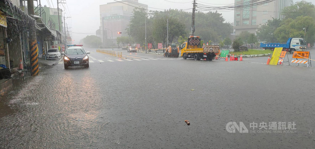 大雨侵襲南台灣,屏東大仁科技大學22日上午校外道路就已積水,下午雨勢不斷,校方緊急宣布為維護學生安全,晚間停課,但照常上班。(里港警分局提供)中央社記者郭芷瑄傳真 109年5月22日