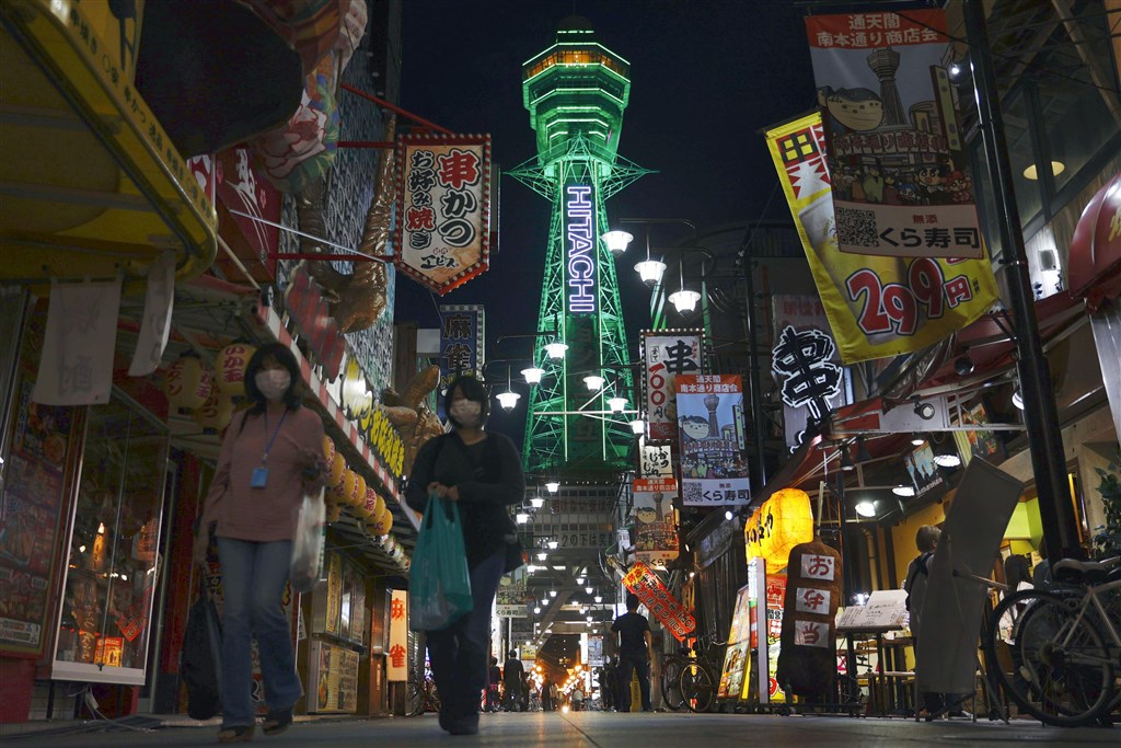 日本21日宣布,大阪府、京都府、兵庫縣等關西地區3府縣解除「緊急事態宣言」。圖為21日大阪街頭。(共同社提供)
