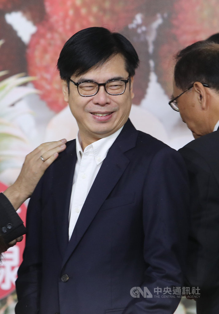 行政院副院長陳其邁22日受邀赴立法院參加高雄農產推廣記者會,會後針對罷韓投票表示,6月6日天氣好,這是他行使公民權利,他應該會回高雄投票。中央社記者裴禛攝 109年5月22日