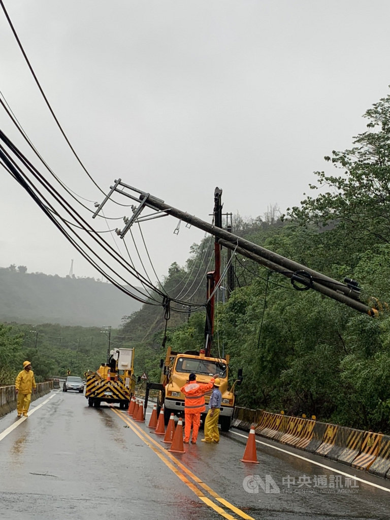 受到滯留鋒面影響,高雄市山區持續間歇性大雨,甲仙區通往那瑪夏區的路上,即台29線8到9K處電線桿倒塌導致電線掉落,造成那瑪夏區全區停電,台電出動人員搶修,截至22日上午7時許,部落陸續恢復供電。(那瑪夏區公所提供)中央社記者王淑芬傳真 109年5月22日