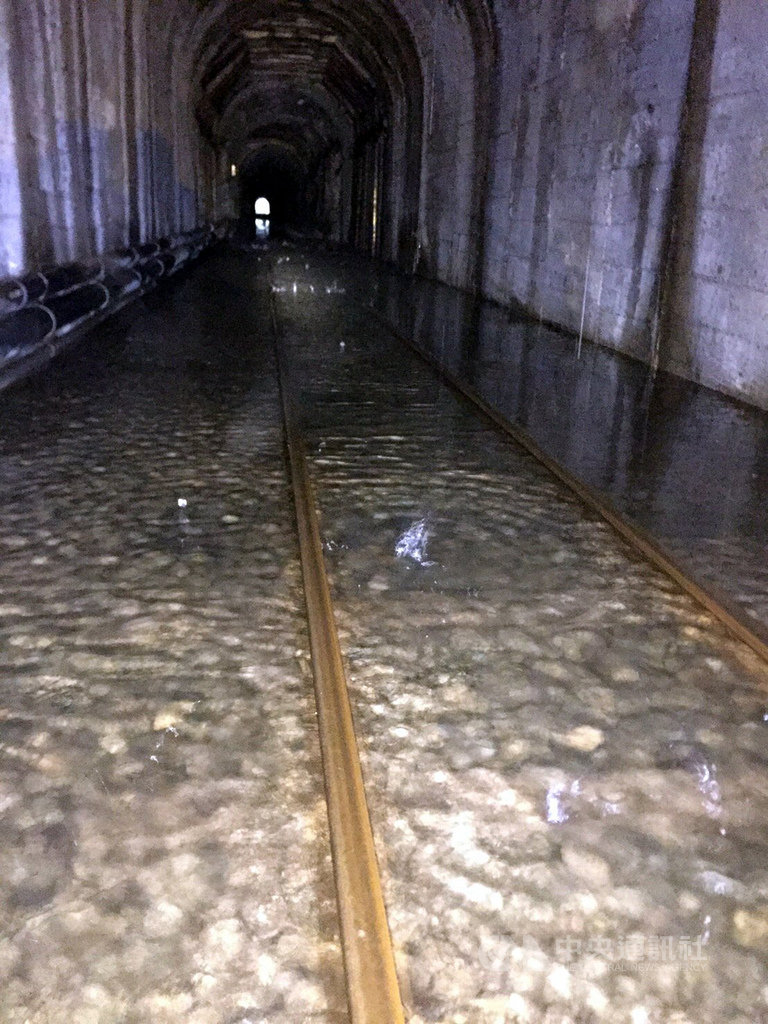 受滯留鋒面及西南氣流影響,嘉義縣山區22日雨勢滂沱,阿里山林業鐵路37號、38號隧道因雨勢過大,導致排水不及而積水。(阿里山林鐵及文資處提供)中央社記者黃國芳傳真 109年5月22日