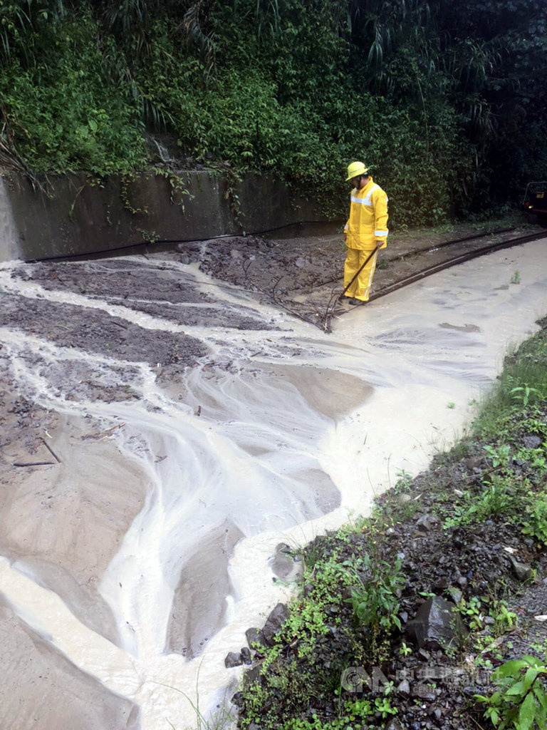 受滯留鋒面及西南氣流影響,嘉義縣山區22日雨勢滂沱,阿里山林業鐵路奮起湖車站以上路段土石滑落,掩蓋鐵軌,無法通行,預計23日完成清理。(阿里山林鐵及文資處提供)中央社記者黃國芳傳真 109年5月22日