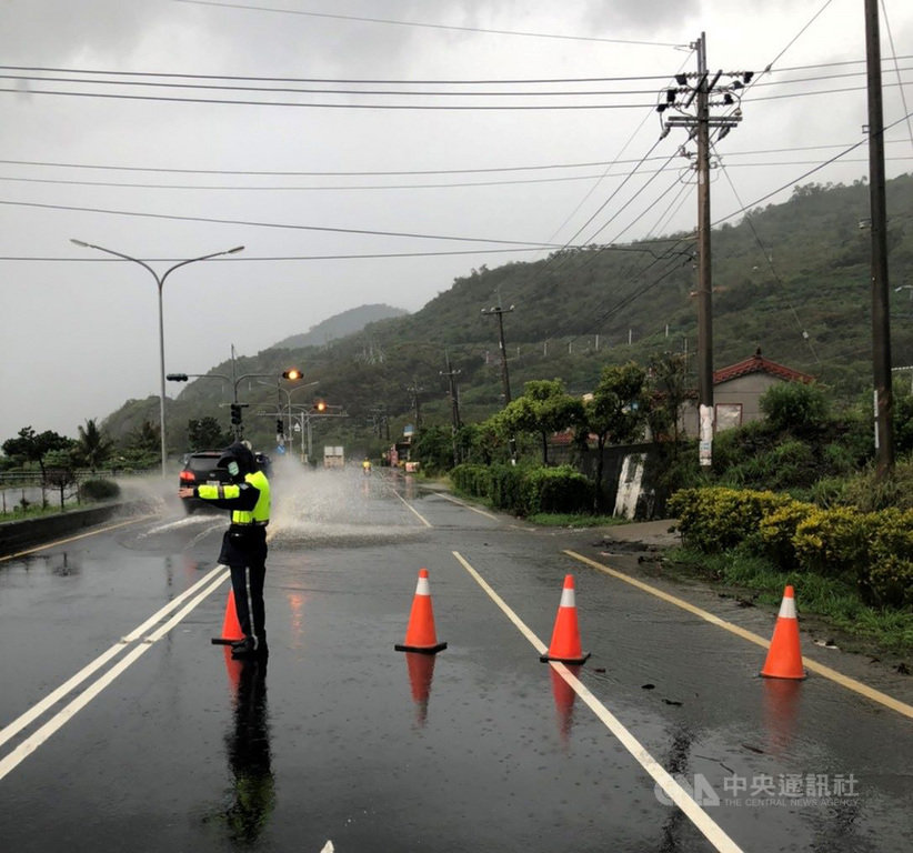 受滯留鋒面及西南氣流雙重影響,屏東縣22日上午大雨下不停,枋山鄉台一線部分路段有淹水災情,汽車行駛水花四濺,警方戒備。(枋寮警分局提供)中央社記者郭芷瑄傳真 109年5月22日