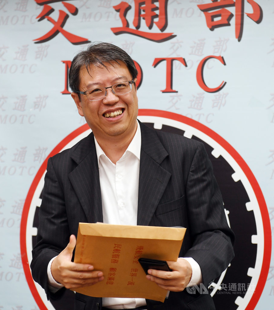遠東航空日前被廢止民用航空運輸業許可證,統計有將近12萬筆退票申請,民航局空運組組長鄭堅中(圖)22日表示,等遠航委任律師完成資料審查作業後,預計6月中就可以開始退款,提醒申請退票旅客可以持續注意遠航官網資訊。中央社記者施宗暉攝 109年5月22日