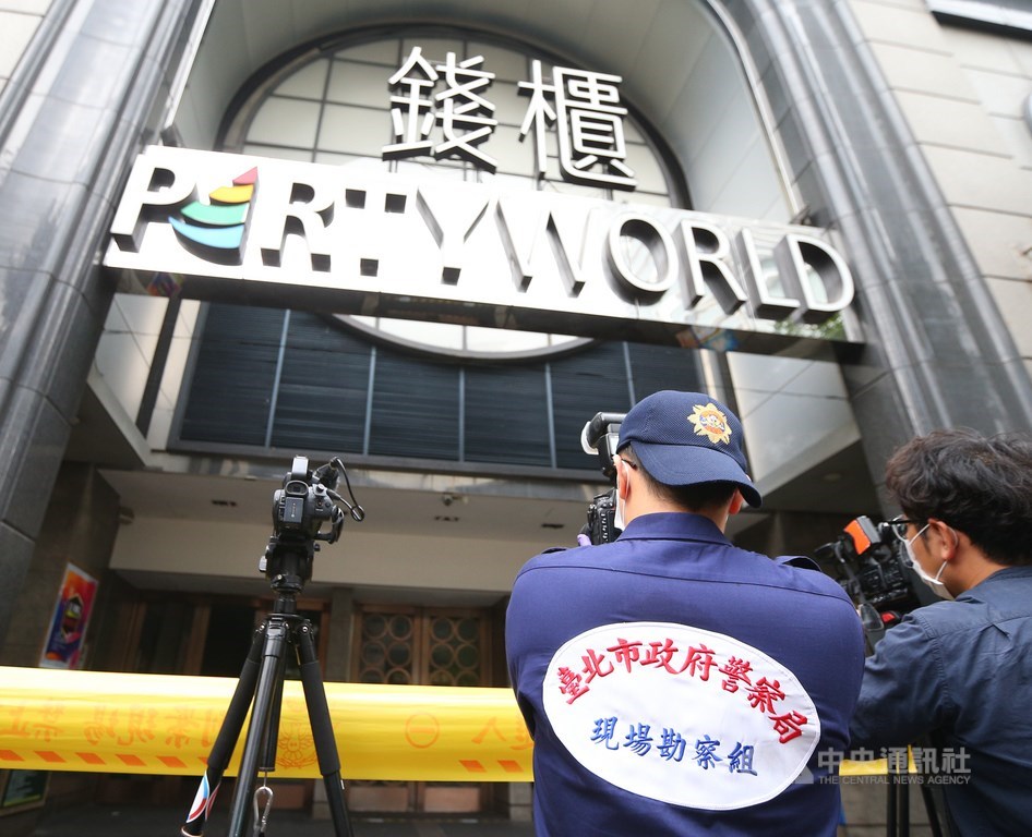 台北市錢櫃KTV林森店4月26日火警釀多人死傷,檢警等相關人員27日在現場勘驗採證。中央社記者謝佳璋攝 109年4月27日