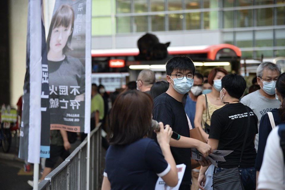 北京當局決定訂定港版國安法,香港眾志祕書長黃之鋒(中)21日晚間對此表示,他和眾志會堅持繼續推動國際社會關注香港民主自由和人權問題,絕不撤退。(圖取自facebook.com/joshuawongchifung)