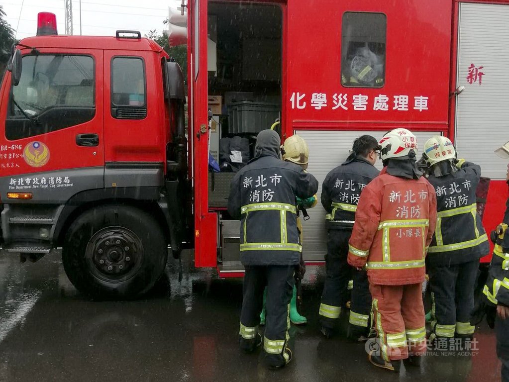 新北市蘆洲區一家資源回收場旁,23日被發現3根廢棄建築鋼筋。行政院原子能委員會人員前往檢測輻射劑量為3微西弗無危害,並已回收。(消防局提供)中央社記者黃旭昇新北傳真 109年5月23日