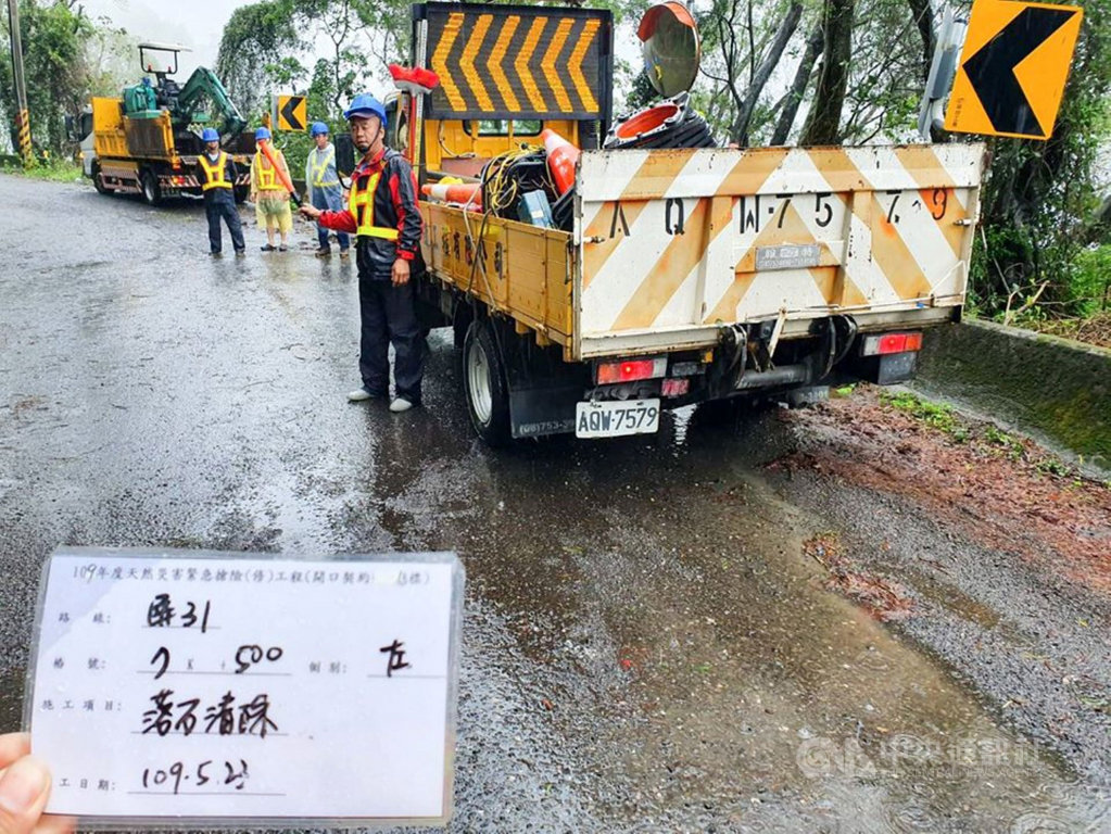 屏東22日雨勢不斷,山區不少道路落石坍方,縣府工程單位趁雨勢稍歇時清理落石,搶通山路。(屏東縣政府提供)中央社記者郭芷瑄傳真 109年5月23日