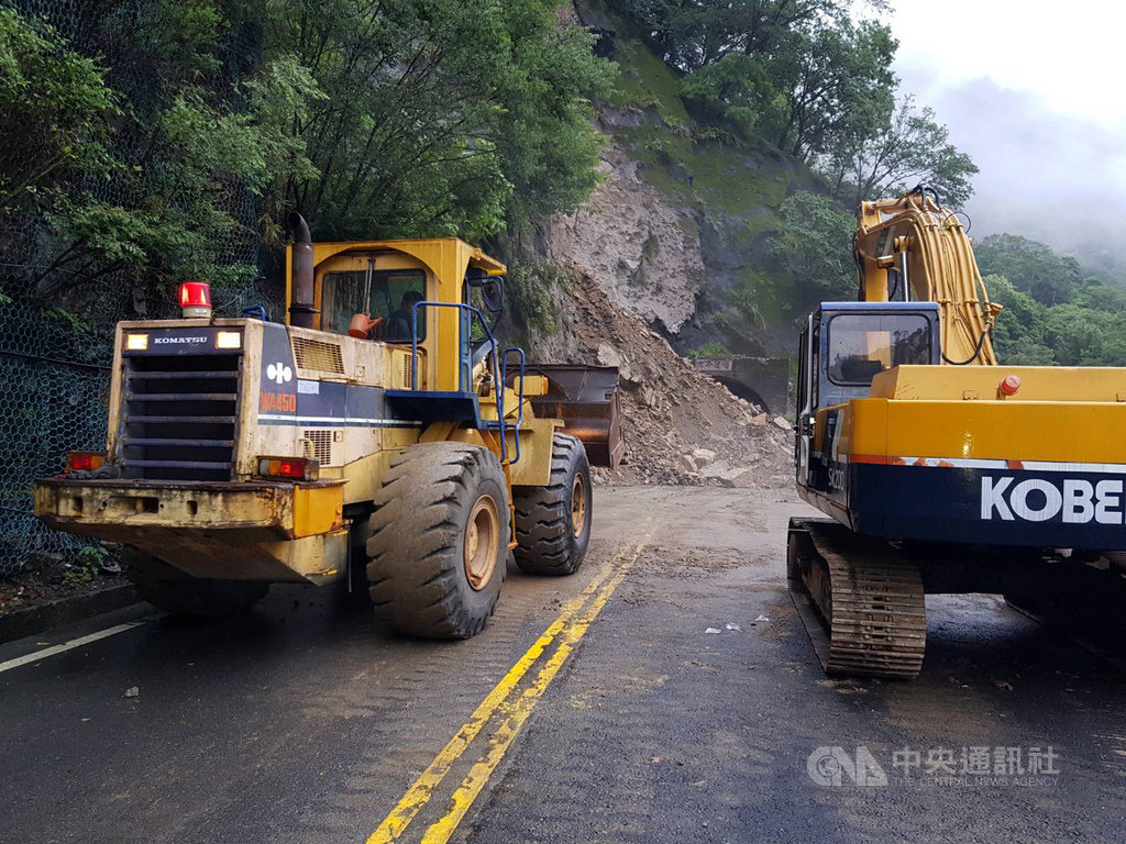 台中市和平區中橫公路裡冷隧道前23日凌晨發生邊坡崩塌,落石崩落擋住隧道口,公路總局谷關工務段漏夜進行搶通。(谷關工務段提供)中央社記者趙麗妍傳真 109年5月23日