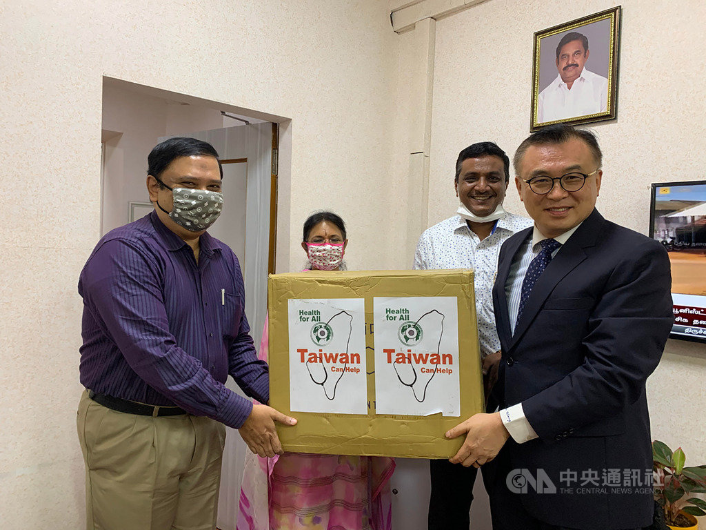 駐印度清奈辦事處處長王北平(右前)22日代表台灣捐贈4萬5000個口罩給印度坦米爾那都省政府,由省府秘書長庫瑪(左前)代表接受。(駐清奈辦事處提供)中央社記者康世人新德里傳真 109年5月22日