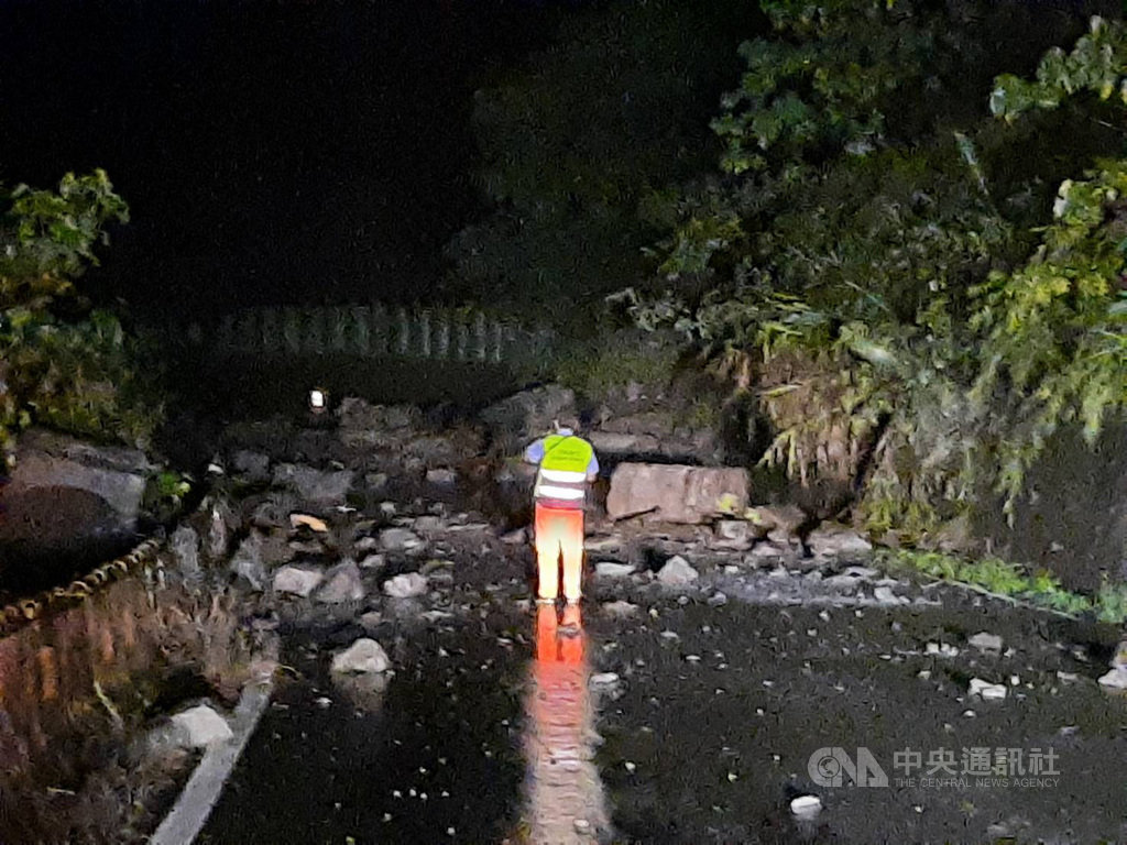 高雄山區22日雨勢不斷,造成台29線往那瑪夏區部分路段落石坍方,經漏夜搶修後,23日一早搶通。(那瑪夏區公所提供)中央社記者程啟峰傳真 109年5月23日