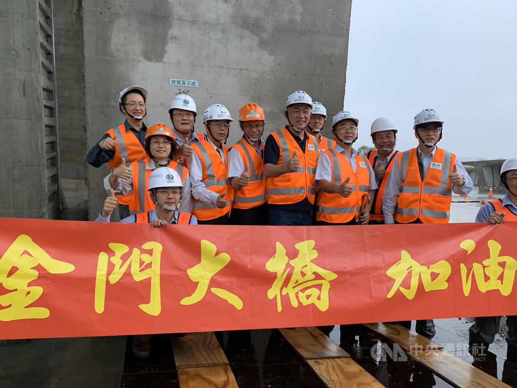 金門大橋箱型梁預鑄節塊總數量已完成過半,縣長楊鎮浯(前右4)到高雄興達港視察節塊生產進度時,要求施工團隊儘速展開主、邊橋節塊吊裝作業,務必110年完成金門大橋工程。(金門縣政府提供)中央社 109年5月23日