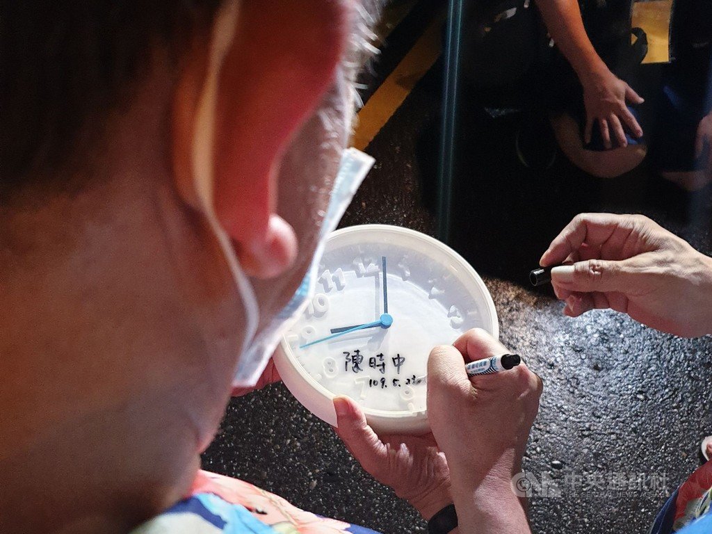 中央流行疫情指揮中心指揮官陳時中23日晚間率防疫團隊成員逛墾丁大街,受到許多民眾熱情歡迎,還有人拿時鐘給他簽名。中央社記者陳偉婷攝 109年5月23日