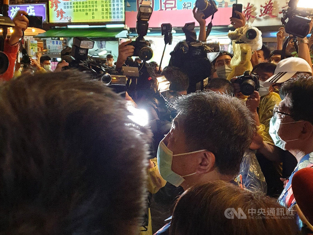中央流行疫情指揮中心指揮官陳時中(右2)23日晚間率防疫團隊逛墾丁大街,受到民眾熱情歡迎,不少民眾從其他縣市前往表達支持。中央社記者陳偉婷攝 109年5月23日
