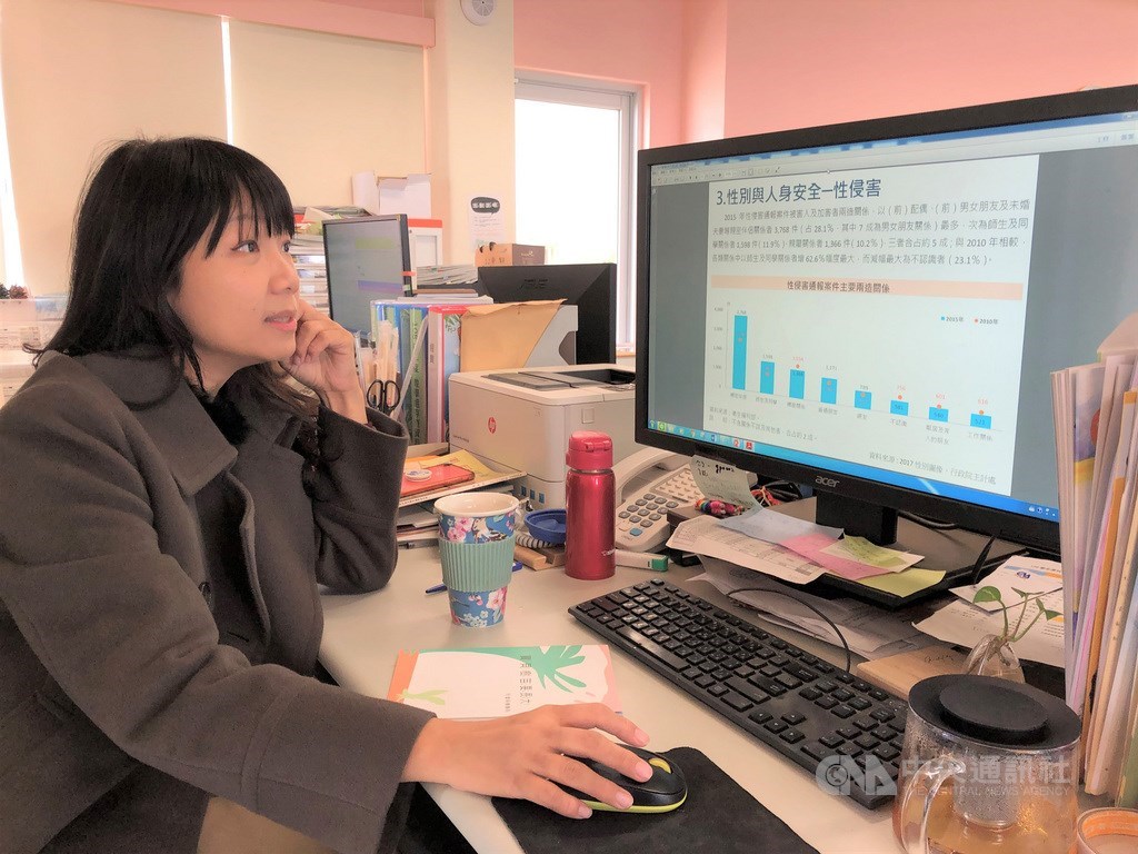 新竹市關埔國小教師李怡穎結合社會議題、統計圖表等,發想性別平等教育課程,以多元形式帶領學生思考校園空間性別議題。中央社記者陳至中攝 109年5月23日