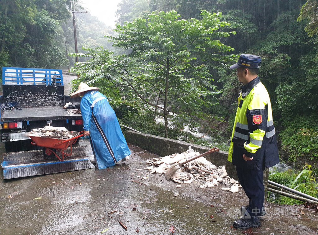 新北市政府環保局23日表示,警方通報三峽山區產業道路遭傾倒破碎的地磚等營建廢棄物,22日派員前往巡查,以車追人查獲小貨車車主並要求收回廢棄地磚。(環保局提供)中央社記者黃旭昇新北傳真 109年5月23日