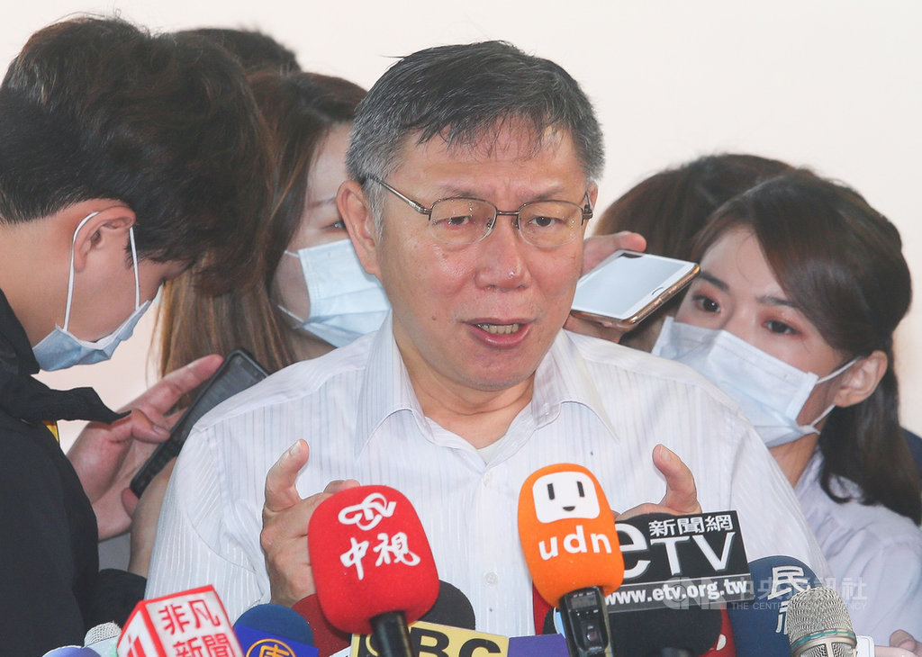台北市長柯文哲(前中)23日上午出席台北市南區扶輪社捐血車捐贈典禮並接受媒體聯訪,回應高雄市長韓國瑜罷免案投票等問題。中央社記者謝佳璋攝 109年5月23日