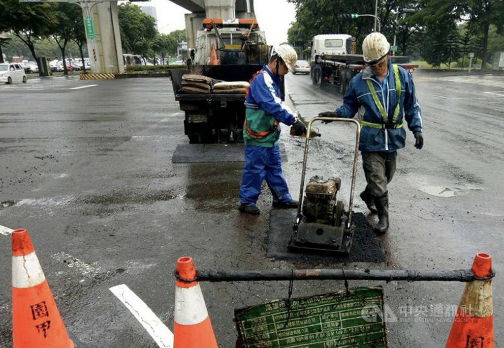 豪雨過後,高雄市區不少路段出現坑洞,市府養工處23日派員巡檢道路並進行修補。(高市府養工處提供)中央社記者程啟峰傳真 109年5月23日