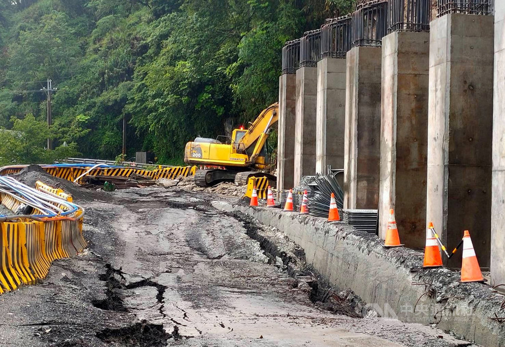 台東山區22日降雨不斷,南橫公路154公里處地基下陷,栗園至向陽路段封閉,預計24日上午搶通。(嘉明湖熊出沒企業社提供)中央社記者盧太城台東傳真 109年5月23日